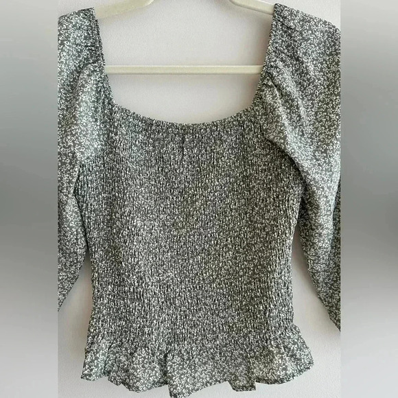 Paper Crane Smocked Floral Blouse, Puff Sleeve Green Fall Top, Size Medium - Picture 4 of 16